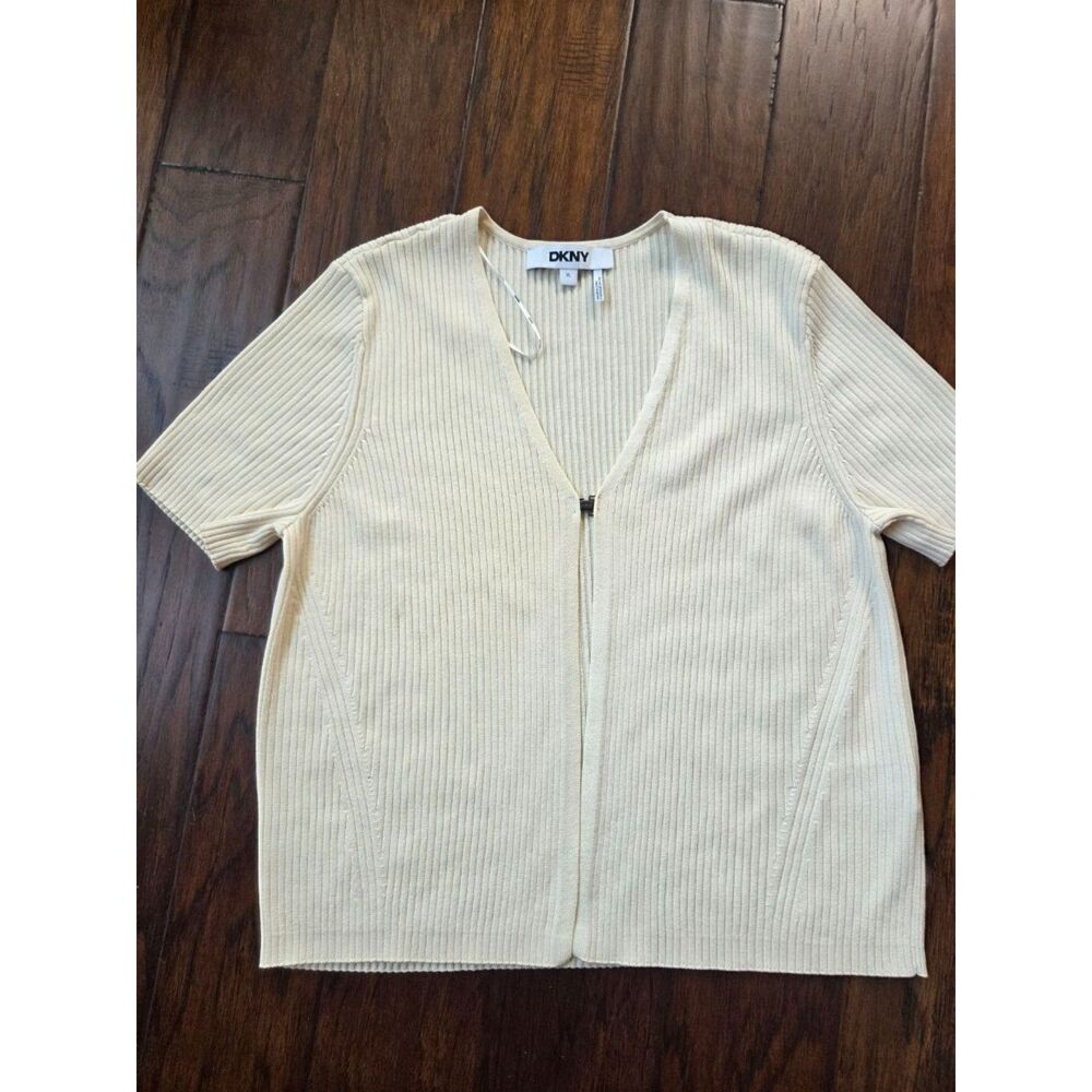 DKNY short-sleeve ribbed zip-front knit top in an off-white/cream shade Size M